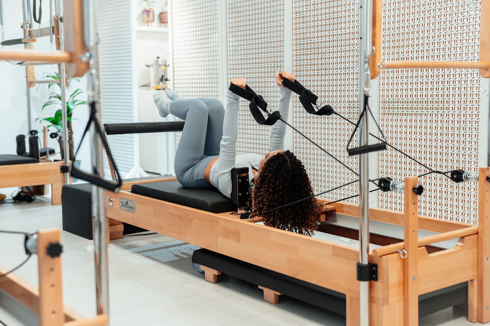 Camas de reformer alineadas en un estudio de pilates